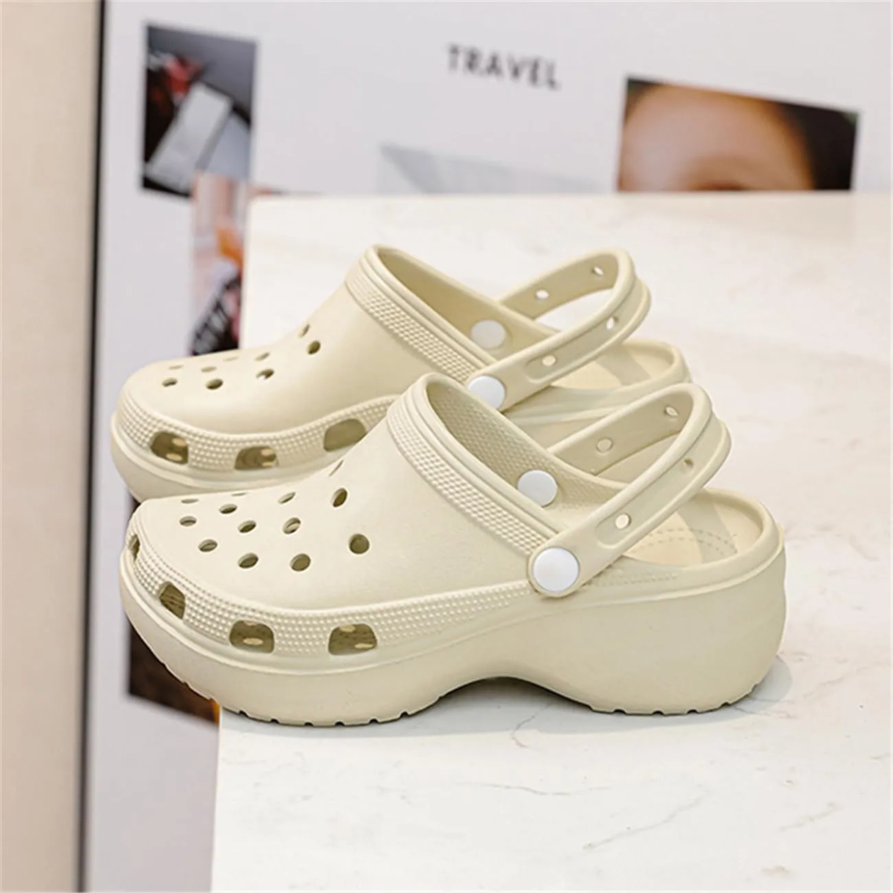 Fashion comfortable platform clogs for women's outdoor and indoor cloud slides Casual pillows sandals beach shoes jogging shoes walking shoes wading shoes