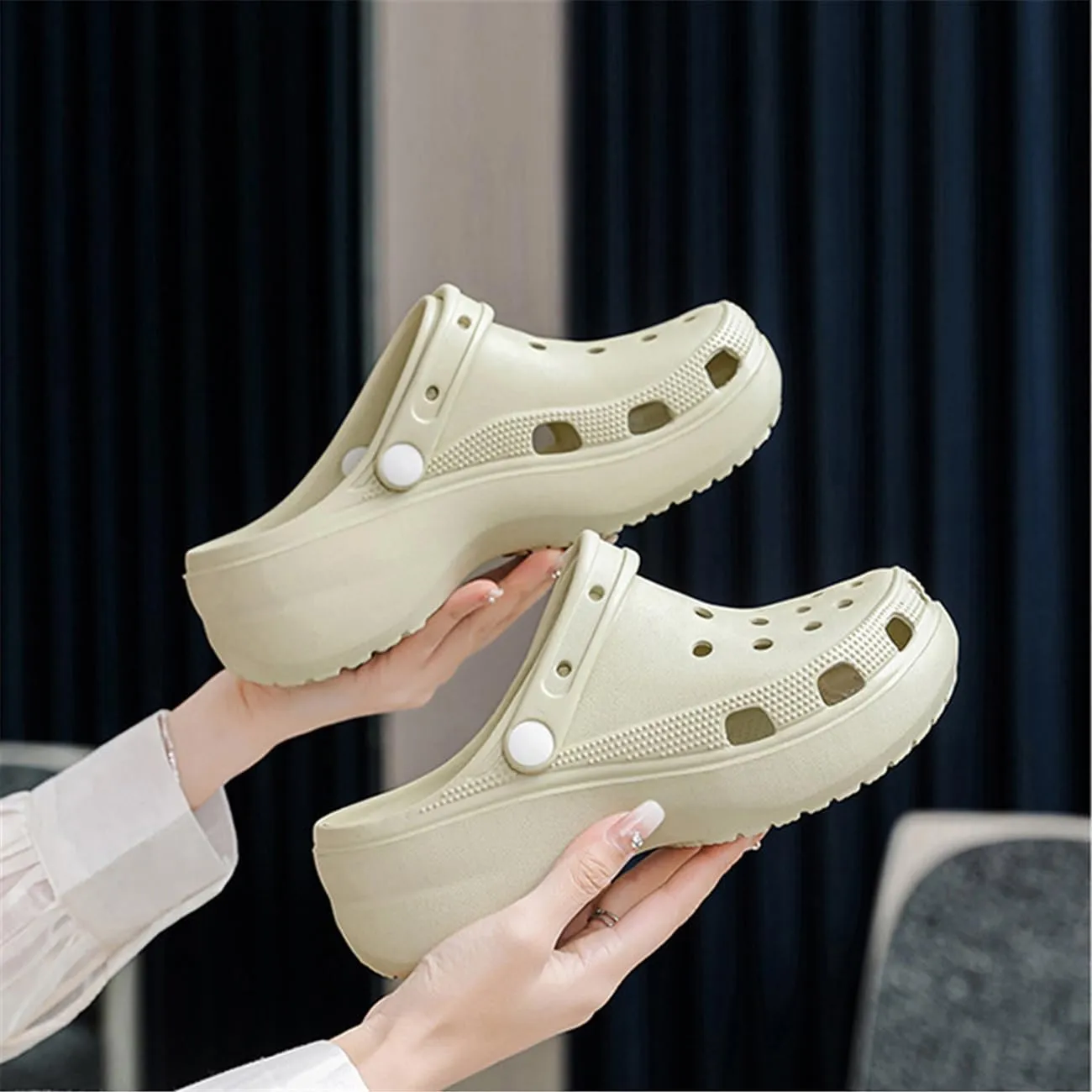 Fashion comfortable platform clogs for women's outdoor and indoor cloud slides Casual pillows sandals beach shoes jogging shoes walking shoes wading shoes