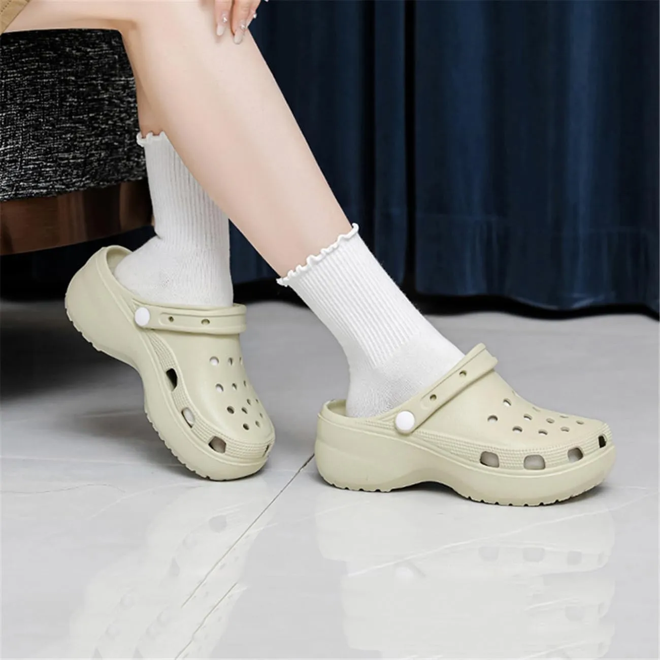 Fashion comfortable platform clogs for women's outdoor and indoor cloud slides Casual pillows sandals beach shoes jogging shoes walking shoes wading shoes