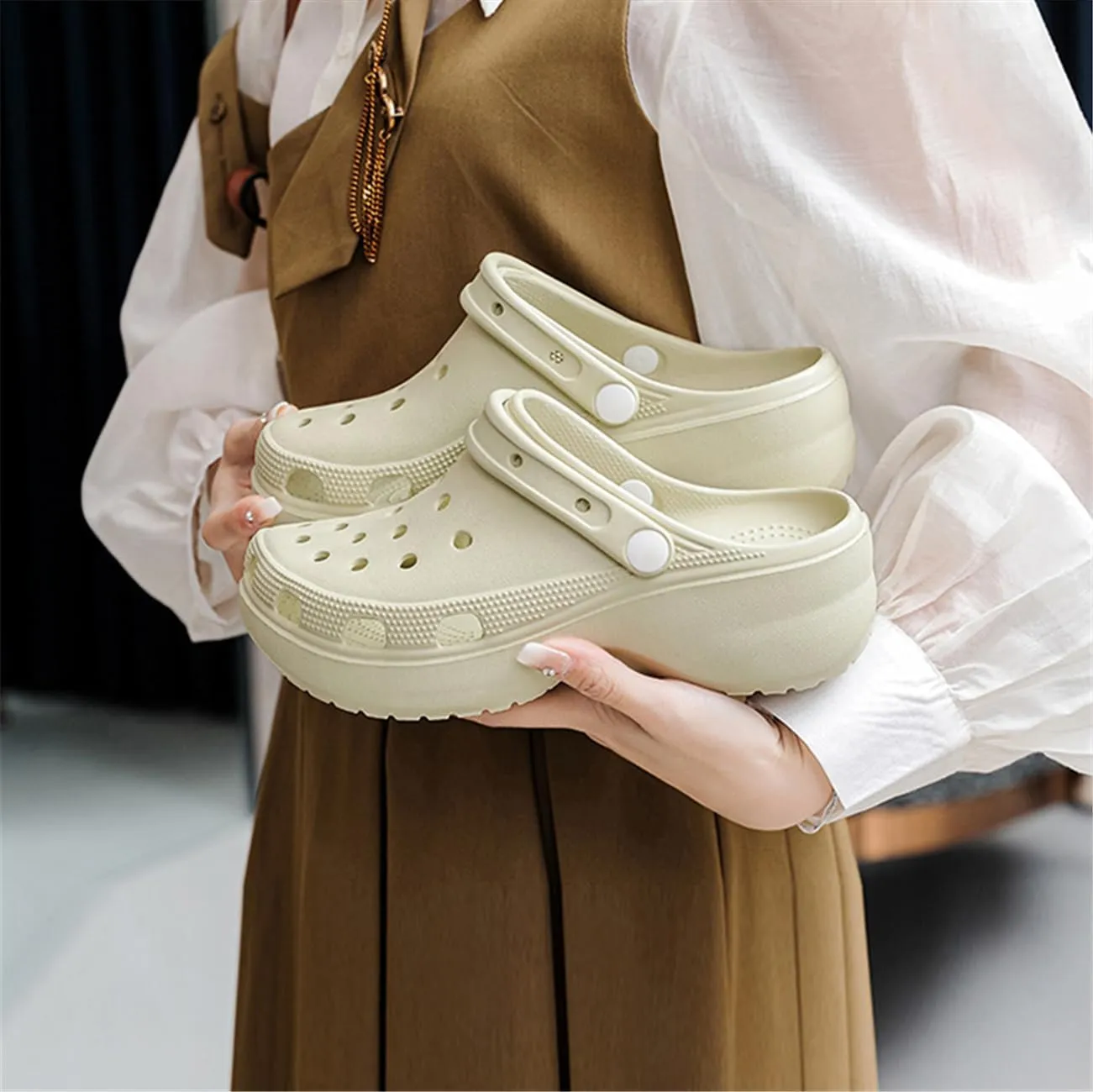 Fashion comfortable platform clogs for women's outdoor and indoor cloud slides Casual pillows sandals beach shoes jogging shoes walking shoes wading shoes